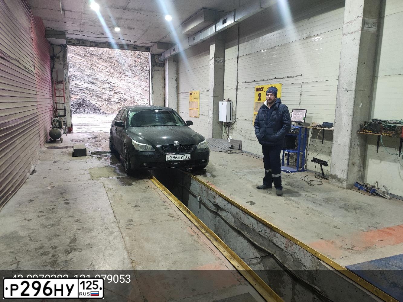Фото автомобиля BMW SERIE 5, 2003 — госномер Р296НУ125. Цвет: ЧЕРНЫЙ