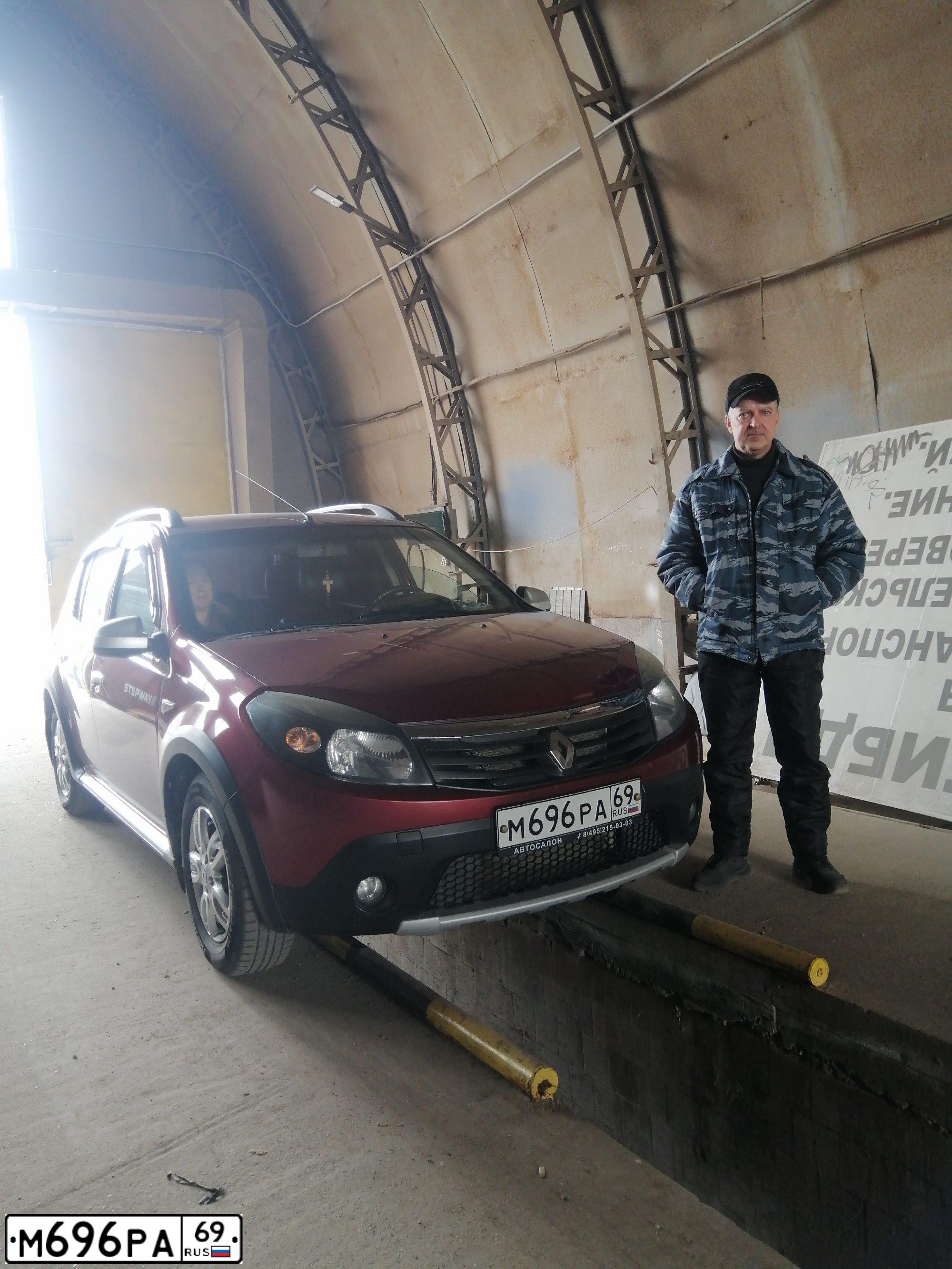 Фото автомобиля RENAULT SANDERO, 2012 — госномер М696РА69. Цвет: Красный