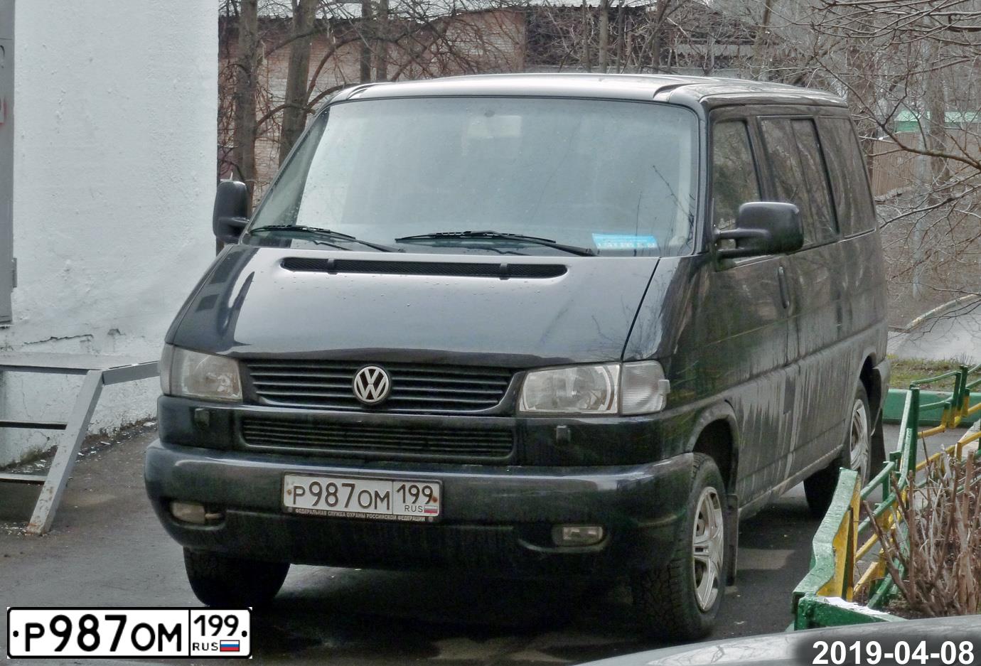 Фото автомобиля ФОЛЬКСВАГЕН КАРАВЕЛЛА, 2003 — госномер Р987ОМ199. Цвет: ЧЕРНЫЙ