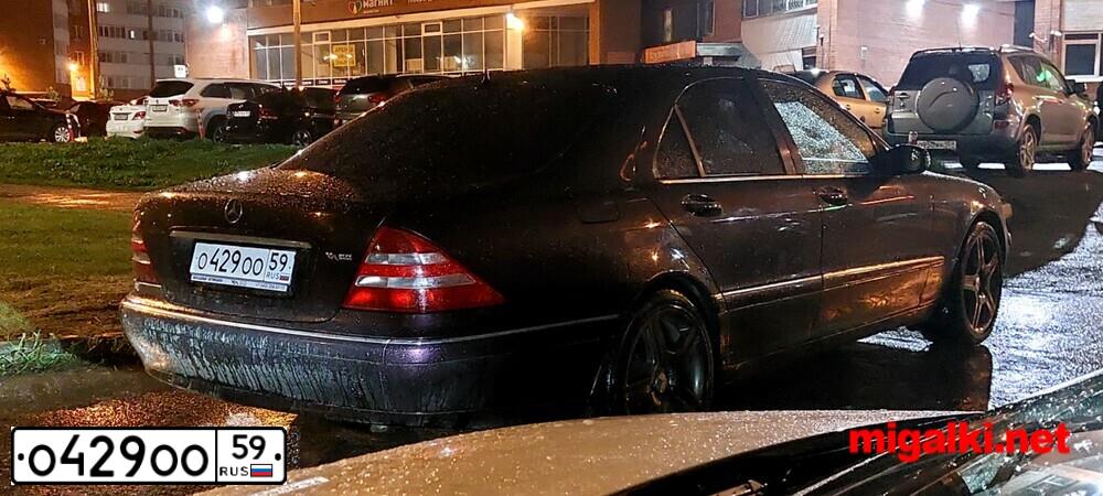 Фото автомобиля MERCEDES E-KLASSE, 2011 — госномер К329УТ154. Цвет: ЧЕРНЫЙ