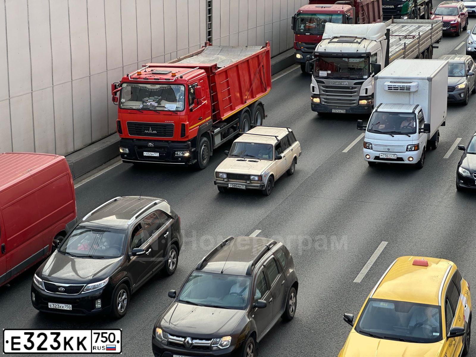 Фото автомобиля KIA SORENTO, 2014 — госномер Е323КК750. Цвет: ЧЕРНЫЙ