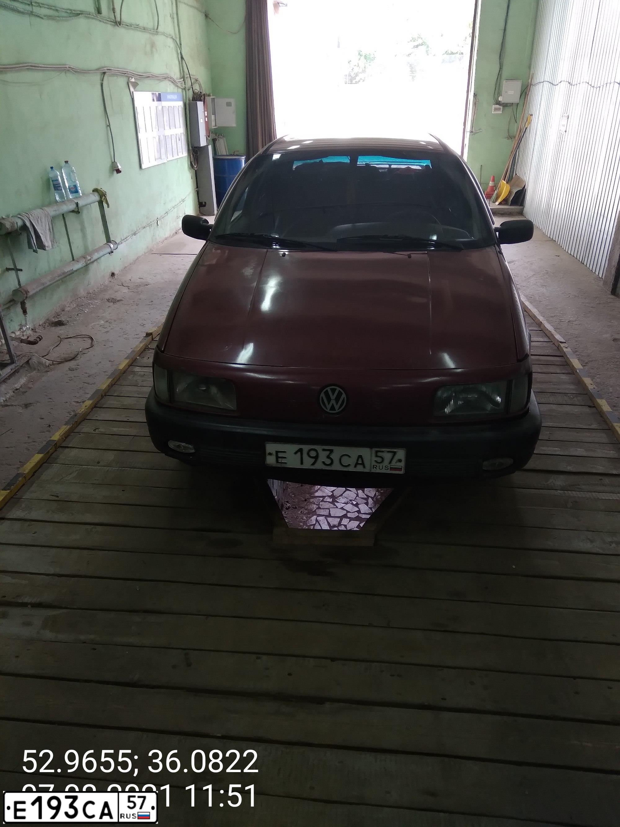 Фото автомобиля VOLKSWAGEN PASSAT, 1991 — госномер Н166РУ72. Цвет: КРАСНЫЙ(ВИШНЕВЫЙ)