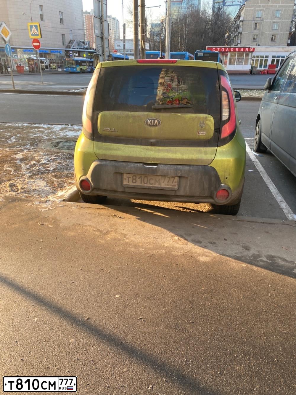 Фото автомобиля KIA SOUL, 2016 — госномер Т810СМ777. Цвет: ЗЕЛЕНЫЙ