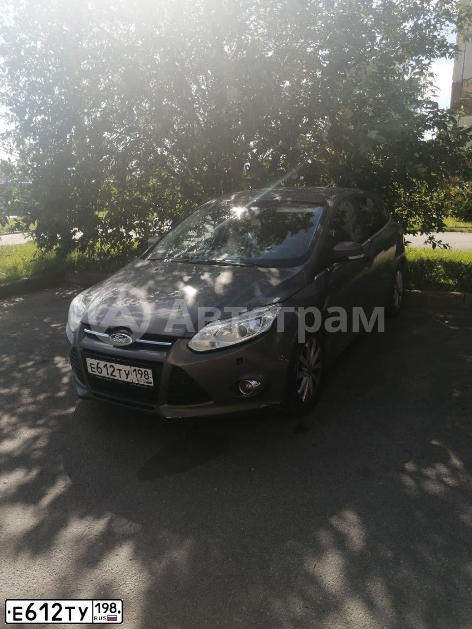 Фото автомобиля FORD FOCUS, 2014 — госномер Е612ТУ198. Цвет: СЕРО-КОРИЧНЕВЫЙ