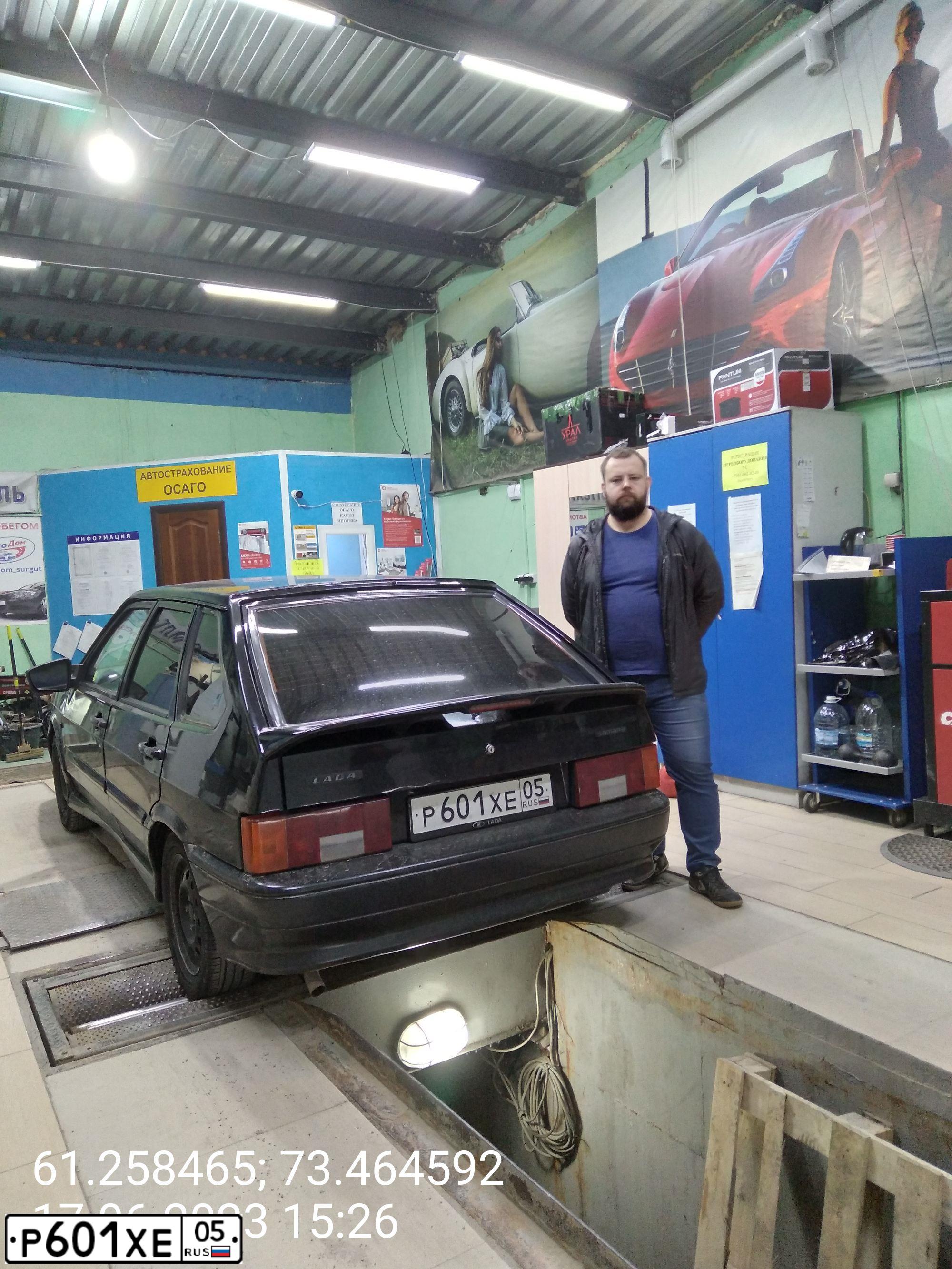 Фото автомобиля ЛАДА 211440 ЛАДА САМАРА, 2012 — госномер Е212ТТ186. Цвет: СИНЕ-ЧЕРНЫЙ