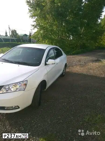 Фото автомобиля GEELY EMGRAND, 2013 — госномер Р237АН102. Цвет: БЕЛЫЙ