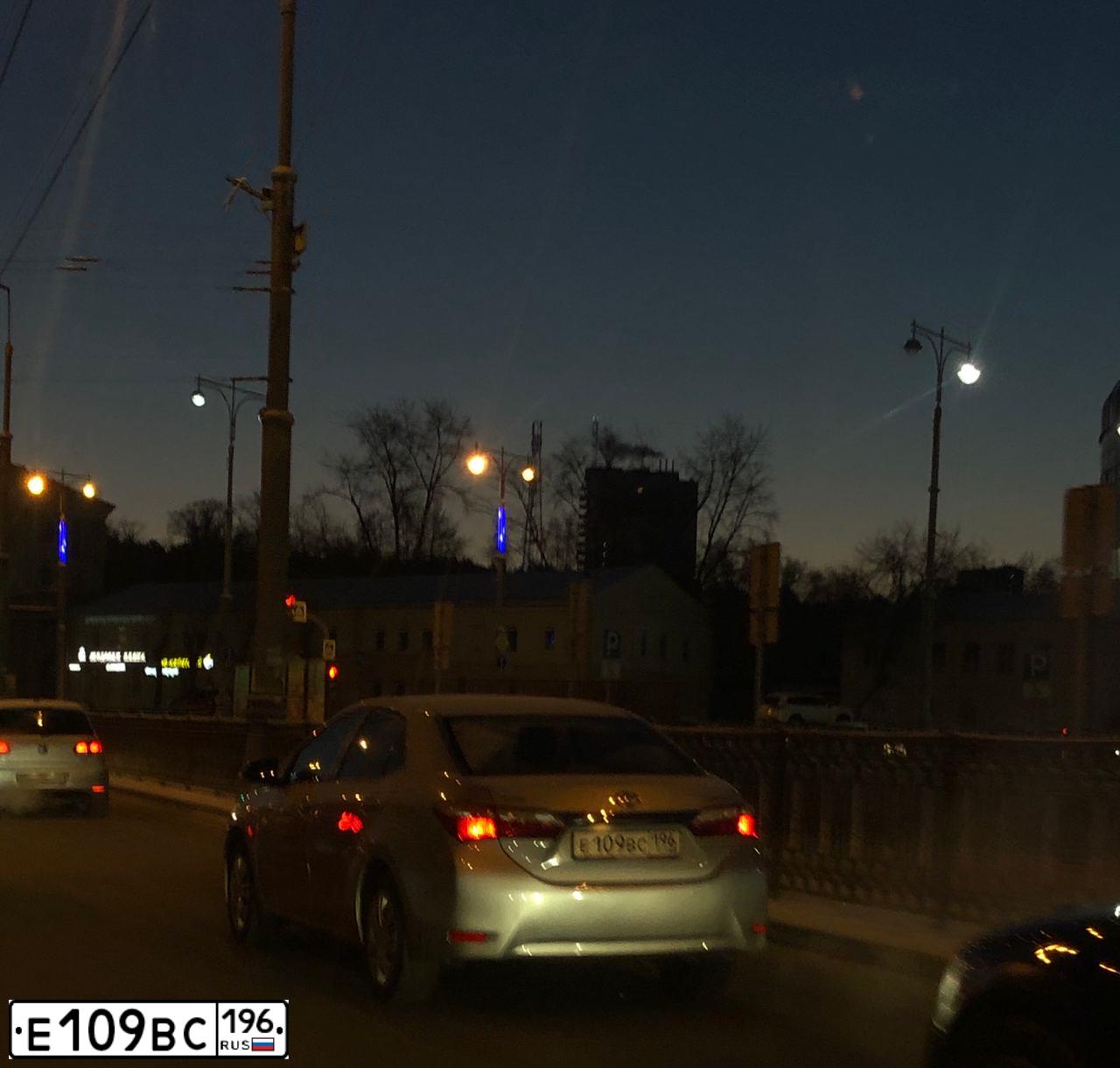 Фото автомобиля TOYOTA COROLLA, 2015 — госномер Е109ВС196. Цвет: СВЕТЛО-СЕРЫЙ