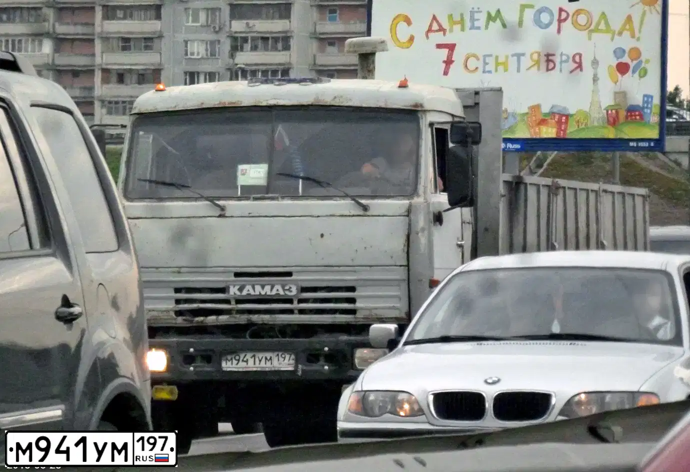 Фото автомобиля KAMAZ Z 53229 6X4, 2000 — госномер М941УМ197. Цвет: СЕРЫЙ