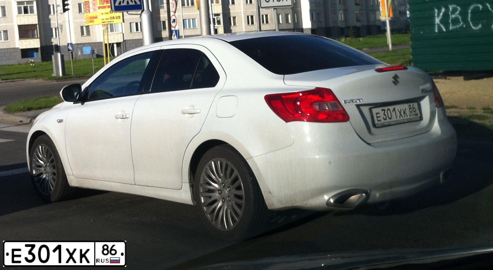 Фото автомобиля SUZUKI KIZASHI, 2010 — госномер М682МР702. Цвет: Белый