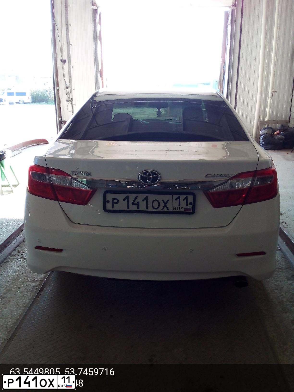 Фото автомобиля TOYOTA CAMRY, 2013 — госномер Р141ОХ11. Цвет: Белый