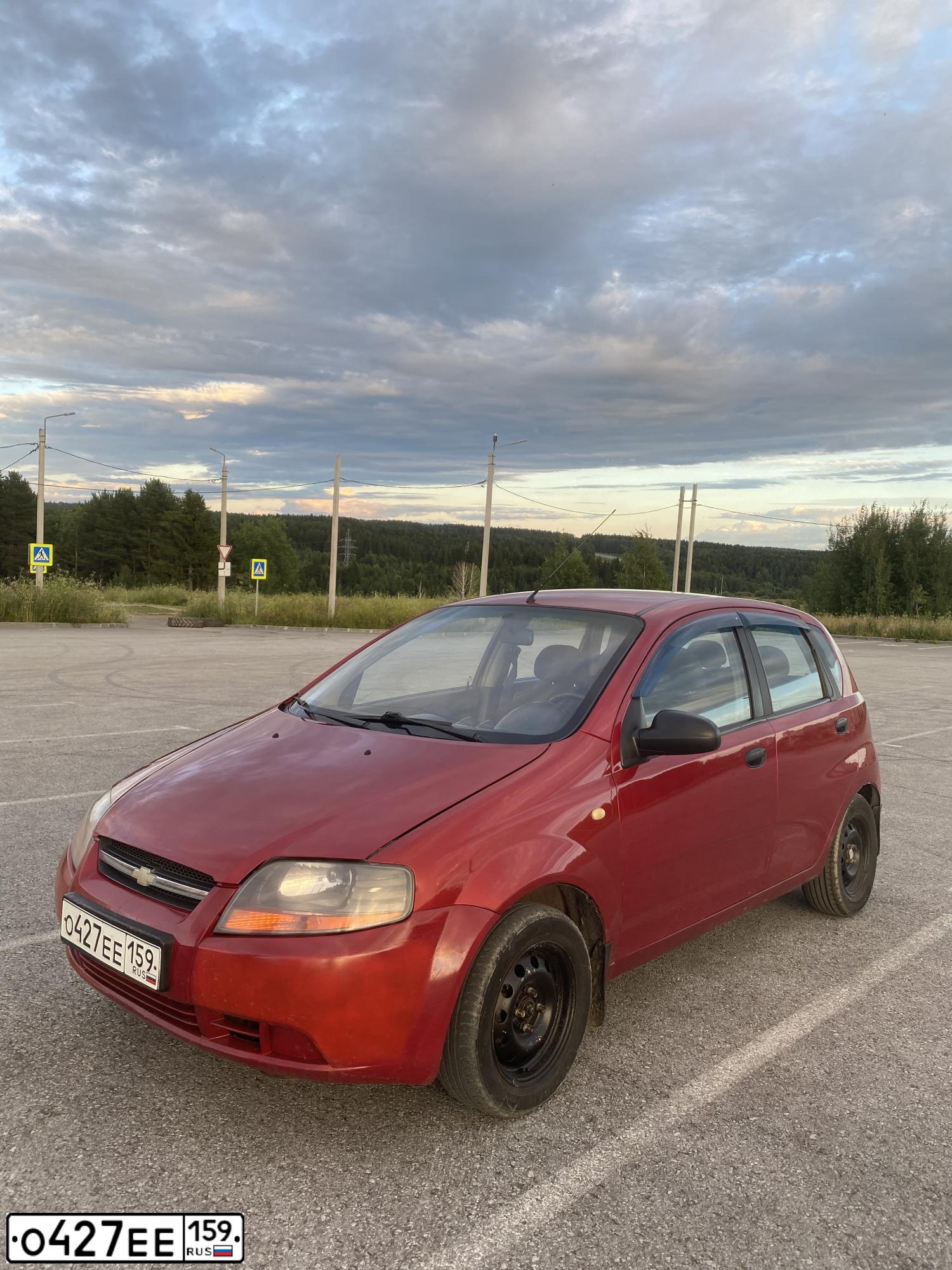 Фото автомобиля CHEVROLET AVEO, 2006 — госномер О427ЕЕ159. Цвет: Красный