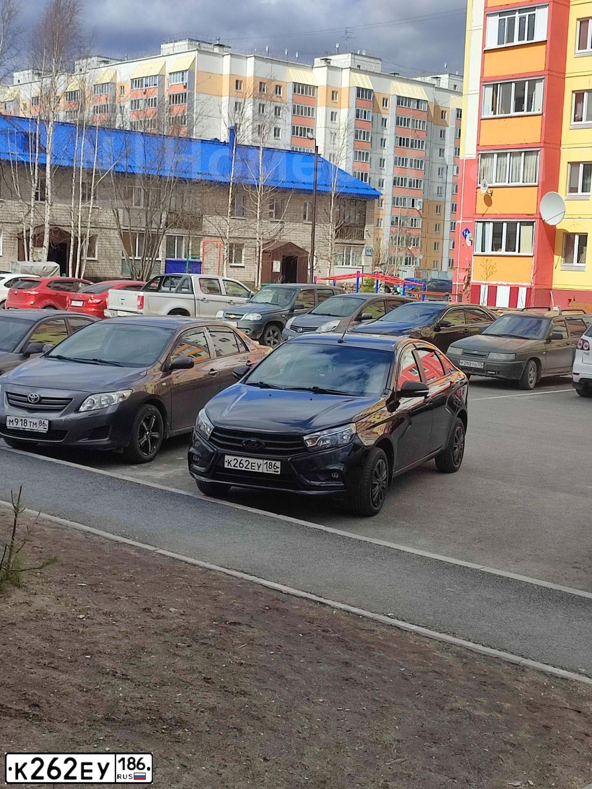 Фото автомобиля LADA VESTA, 2020 — госномер К262ЕУ186. Цвет: ЧЕРНЫЙ