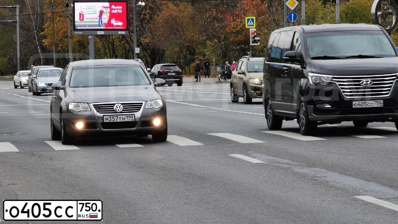 Фото автомобиля HYUNDAI GRAND STAREX, 2018 — госномер О405СС750. Цвет: КОРИЧНЕВЫЙ СЕРЫЙ