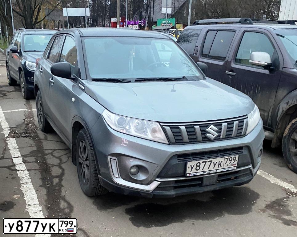 Фото автомобиля SUZUKI VITARA, 2021 — госномер У877УК799. Цвет: Серый