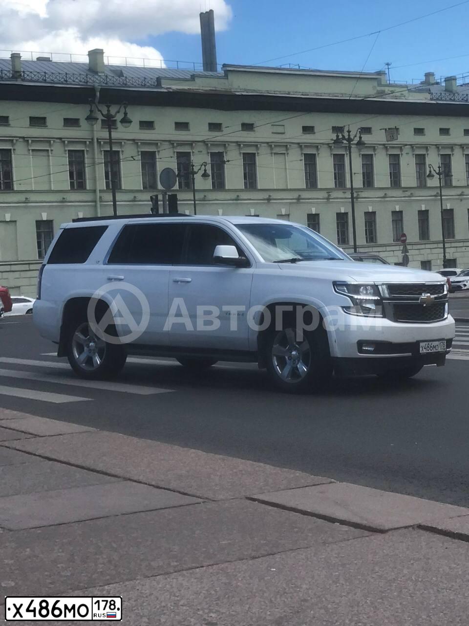 Фото автомобиля CHEVROLET TAHOE, 2016 — госномер Х486МО178. Цвет: Белый