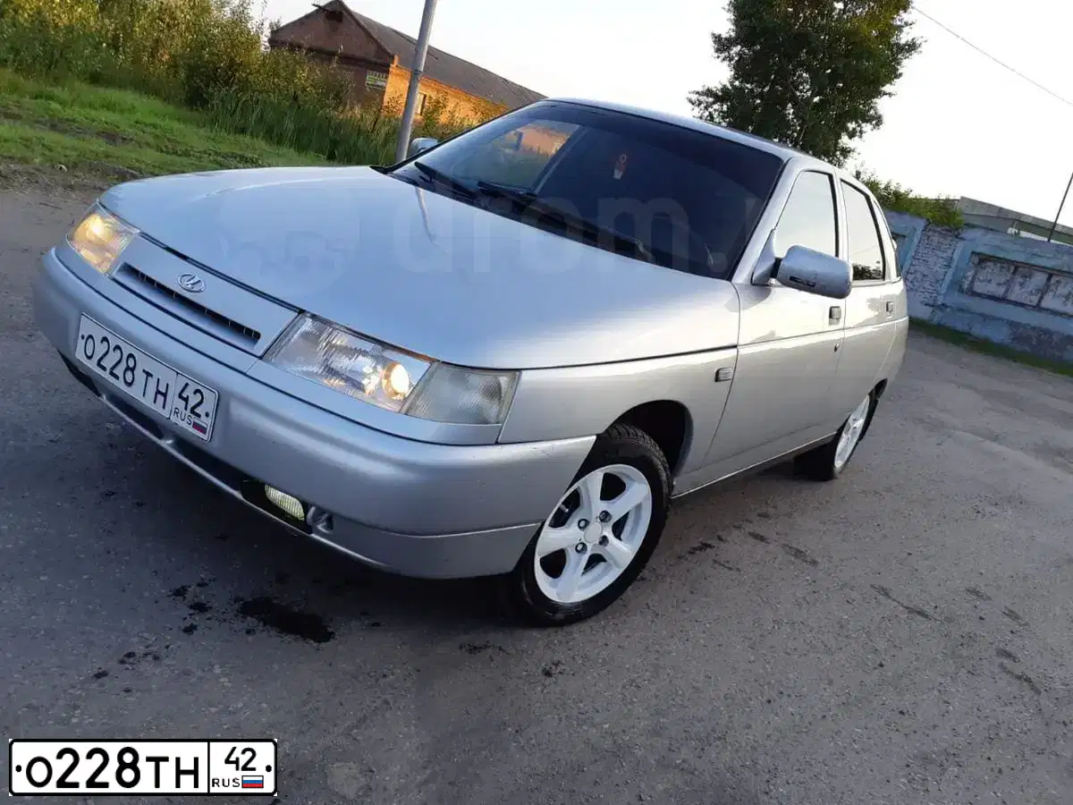 Фото автомобиля LADA 2112 LADA, 2005 — госномер А724ЕН122. Цвет: СВЕТЛО-СЕРЕБРИСТЫЙ МЕТАЛЛ