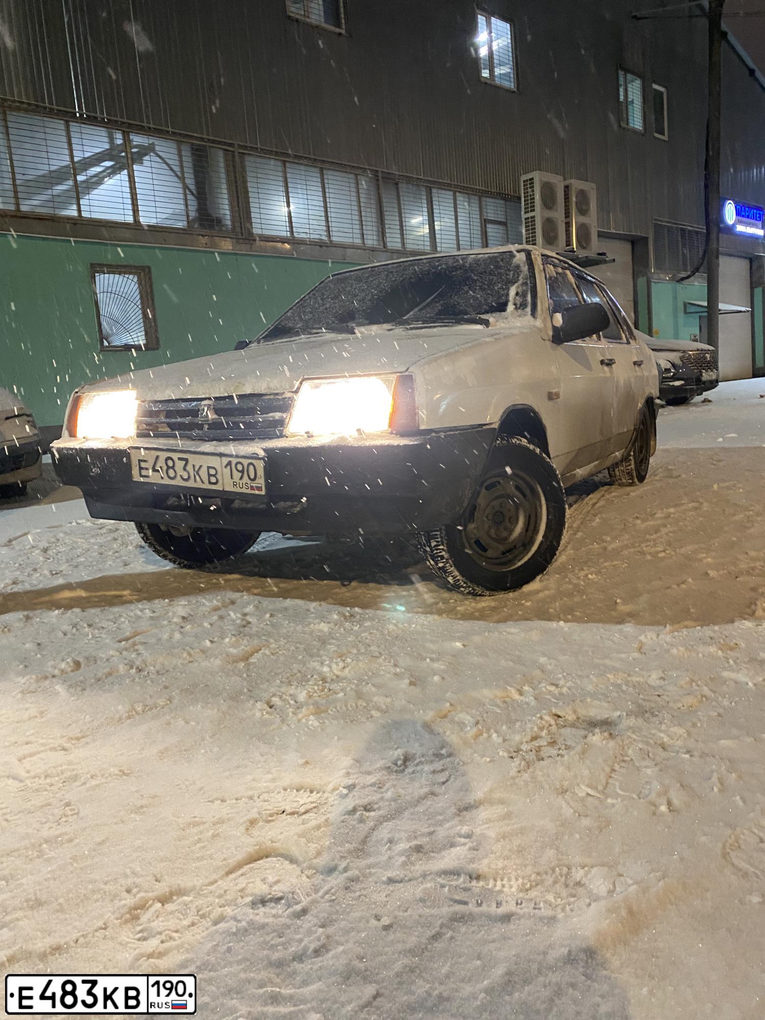 Фото автомобиля LADA 2109 SAMARA, 1998 — госномер Е483КВ190. Цвет: Белый