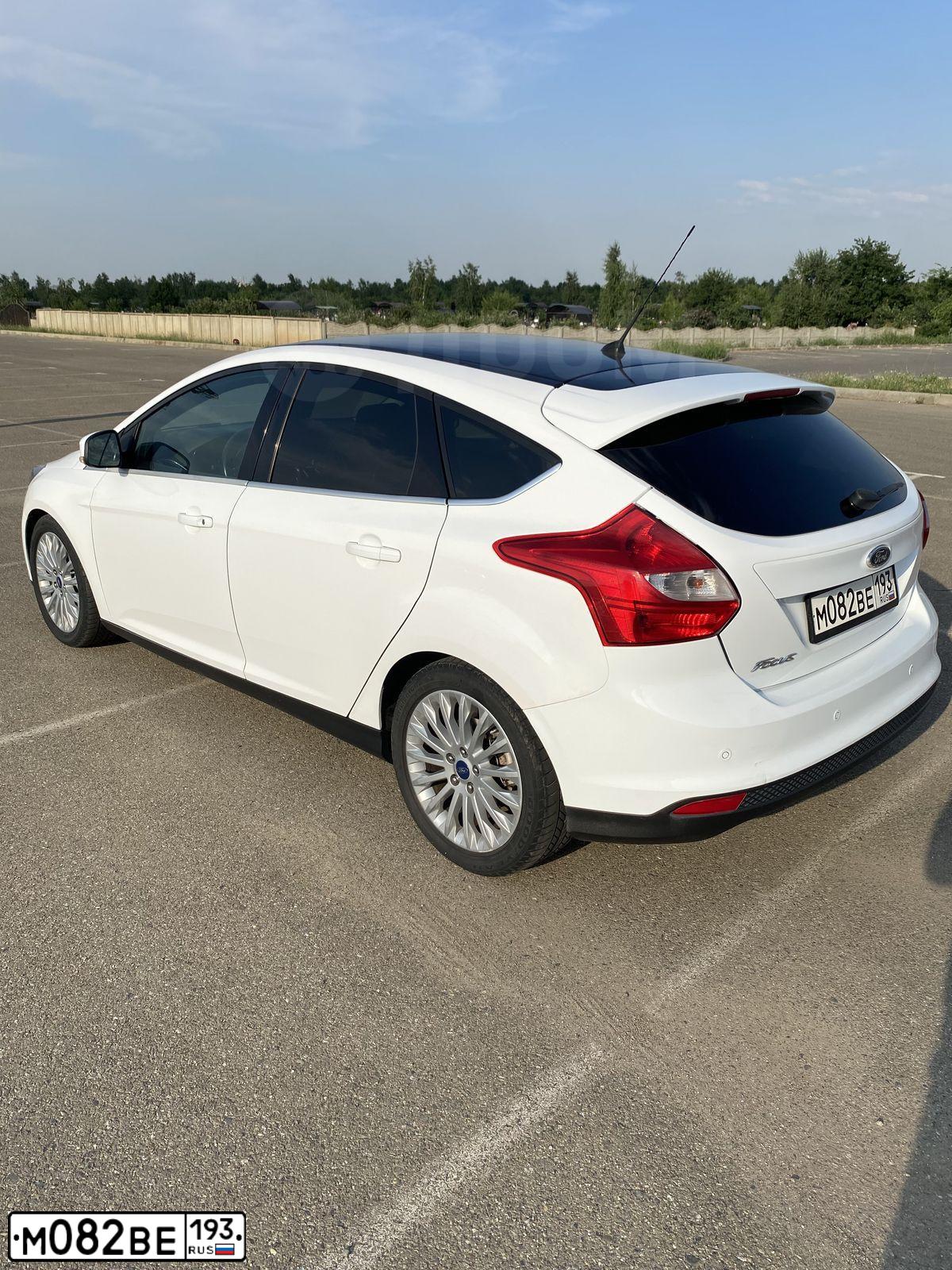 Фото автомобиля FORD FOCUS, 2011 — госномер С803ЕН193. Цвет: Белый