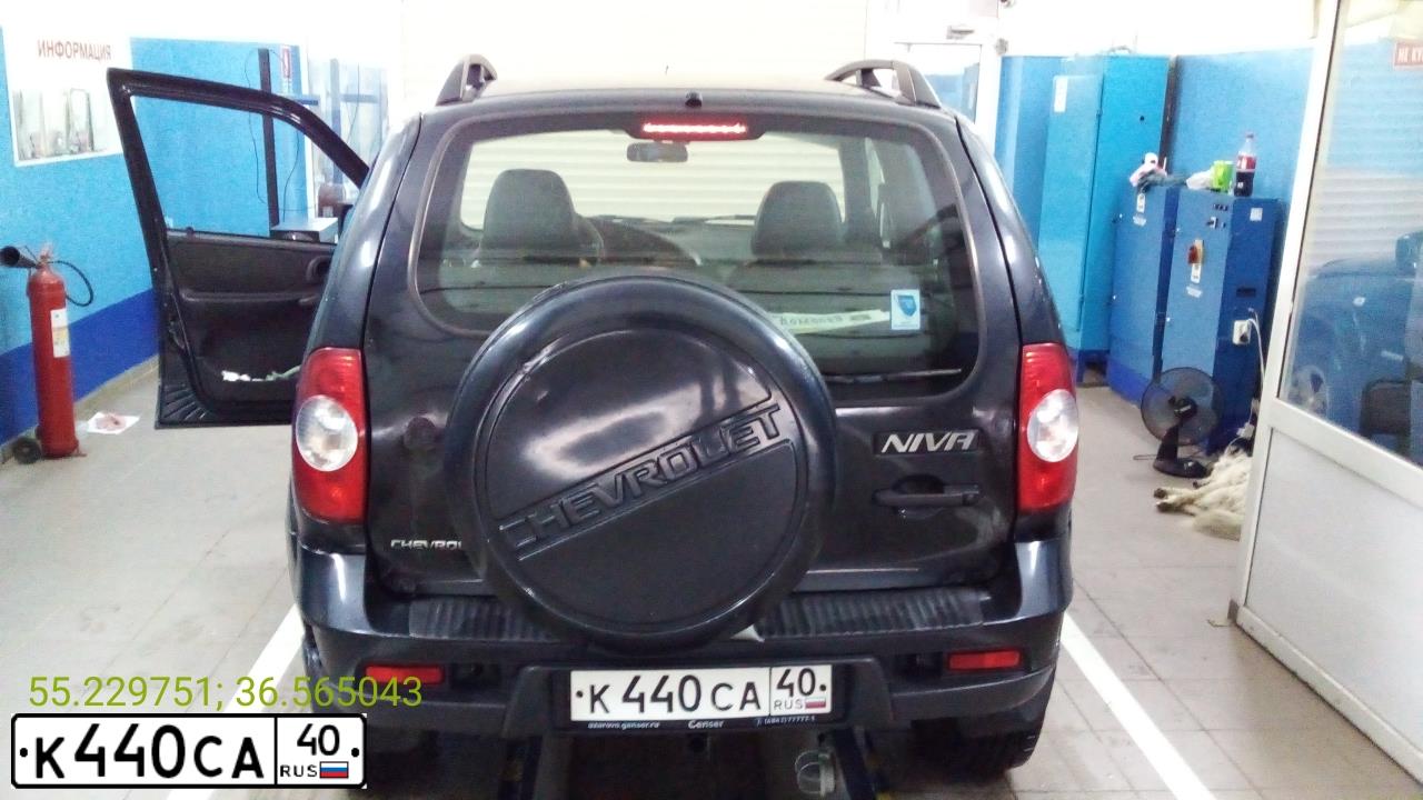 Фото автомобиля CHEVROLET NIVA, 2009 — госномер К440СА40. Цвет: Черно-синий металлик