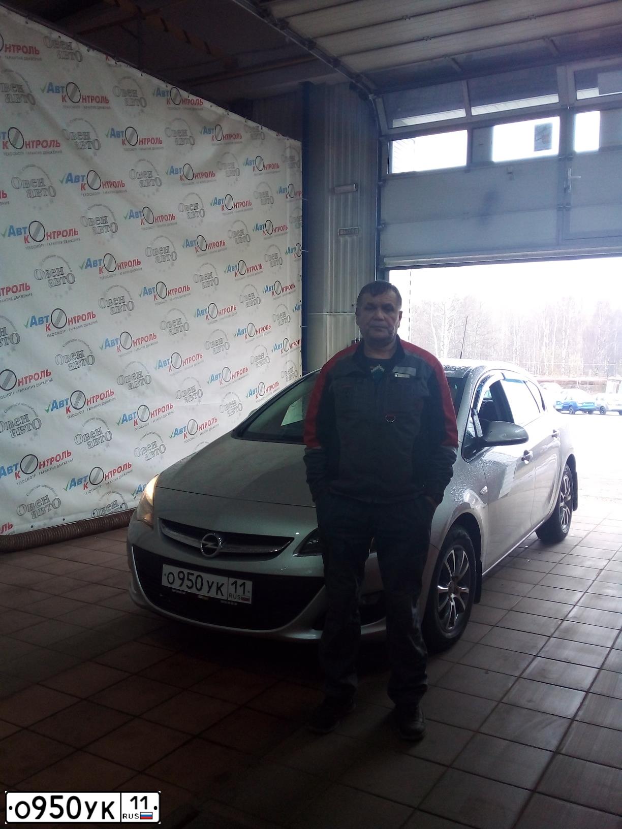 Фото автомобиля OPEL ASTRA, 2014 — госномер Е947АО11. Цвет: СЕРЕБРИСТЫЙ МЕТАЛЛИК