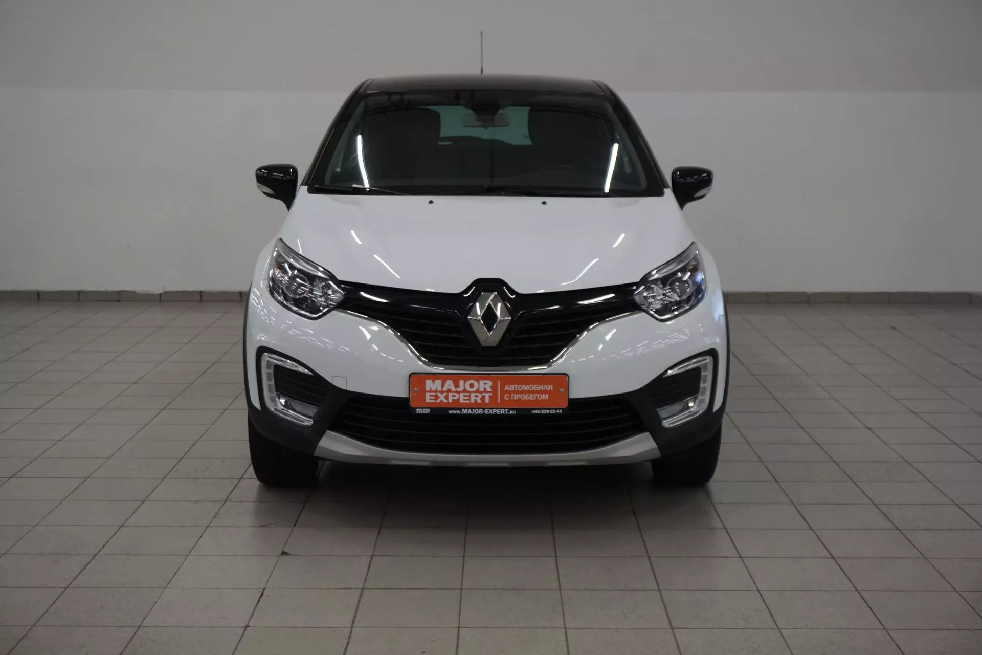 Фото автомобиля RENAULT KAPTUR, 2018 — госномер Х842ЕХ799. Цвет: Белый черный 
