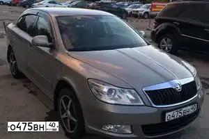 Фото автомобиля SKODA OCTAVIA, 2010 — госномер О475ВН40. Цвет: СЕРЫЙ