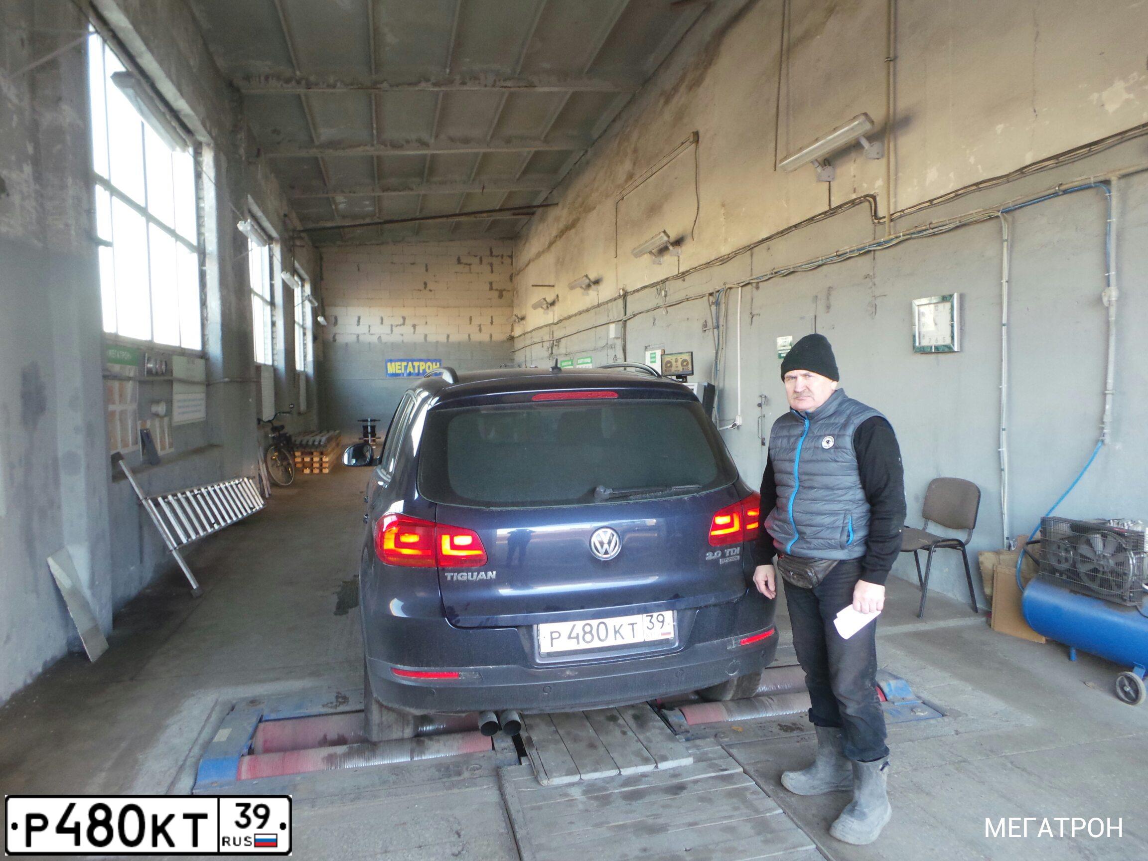 Фото автомобиля VOLKSWAGEN TIGUAN, 2012 — госномер Р480КТ39. Цвет: Темно-синий