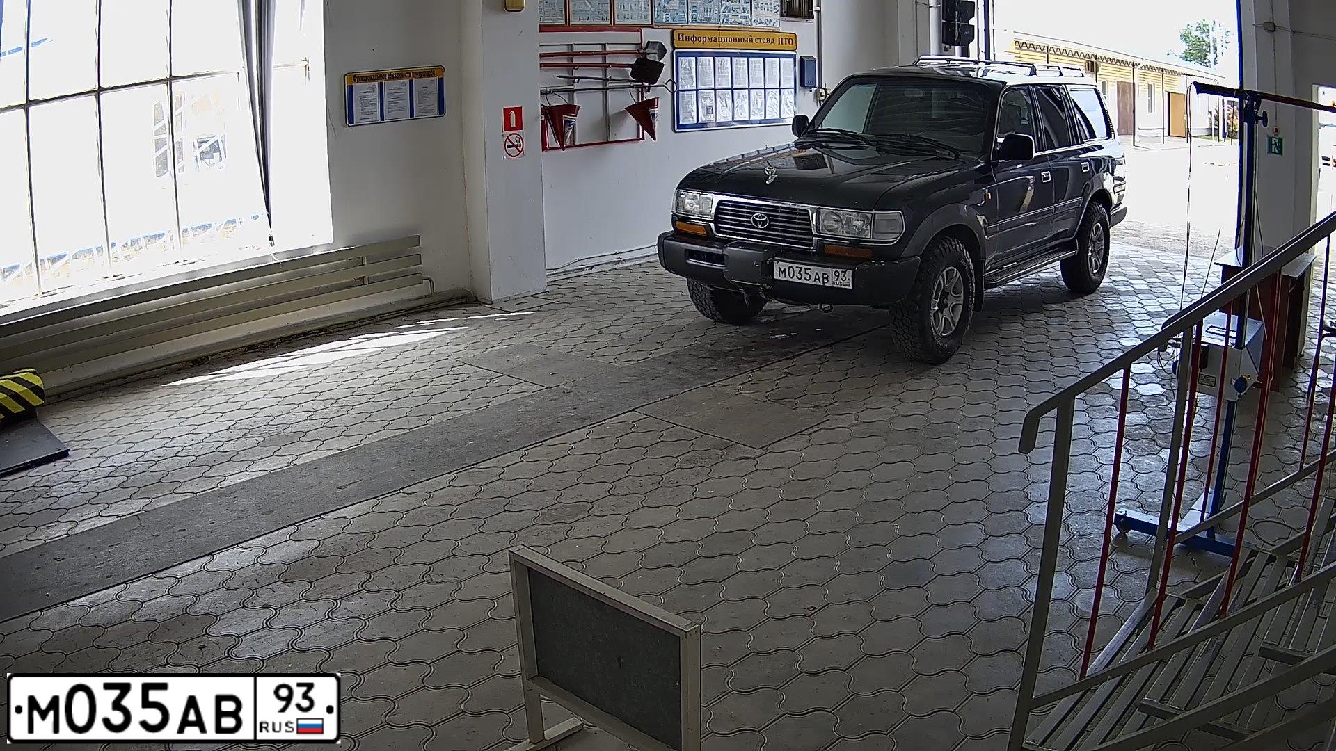 Фото автомобиля TOYOTA Land Cruiser, 1995 — госномер М035АВ93