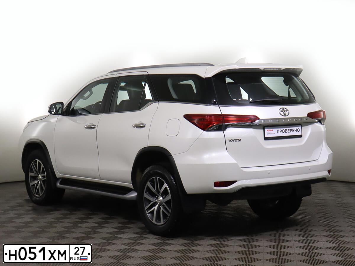 Фото автомобиля TOYOTA FORTUNER, 2017 — госномер Р371НТ48. Цвет: Белый