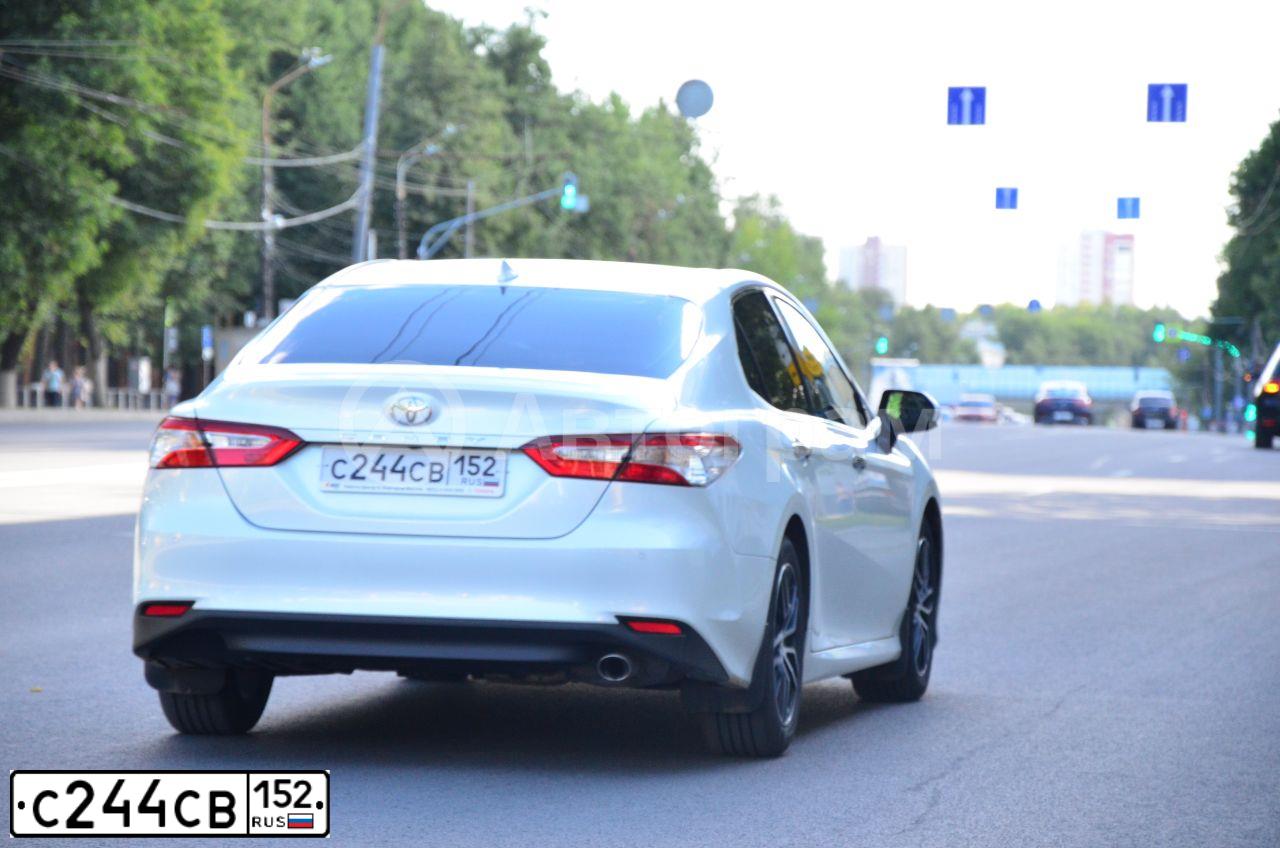 Фото автомобиля TOYOTA CAMRY, 2020 — госномер С244СВ152. Цвет: Белый