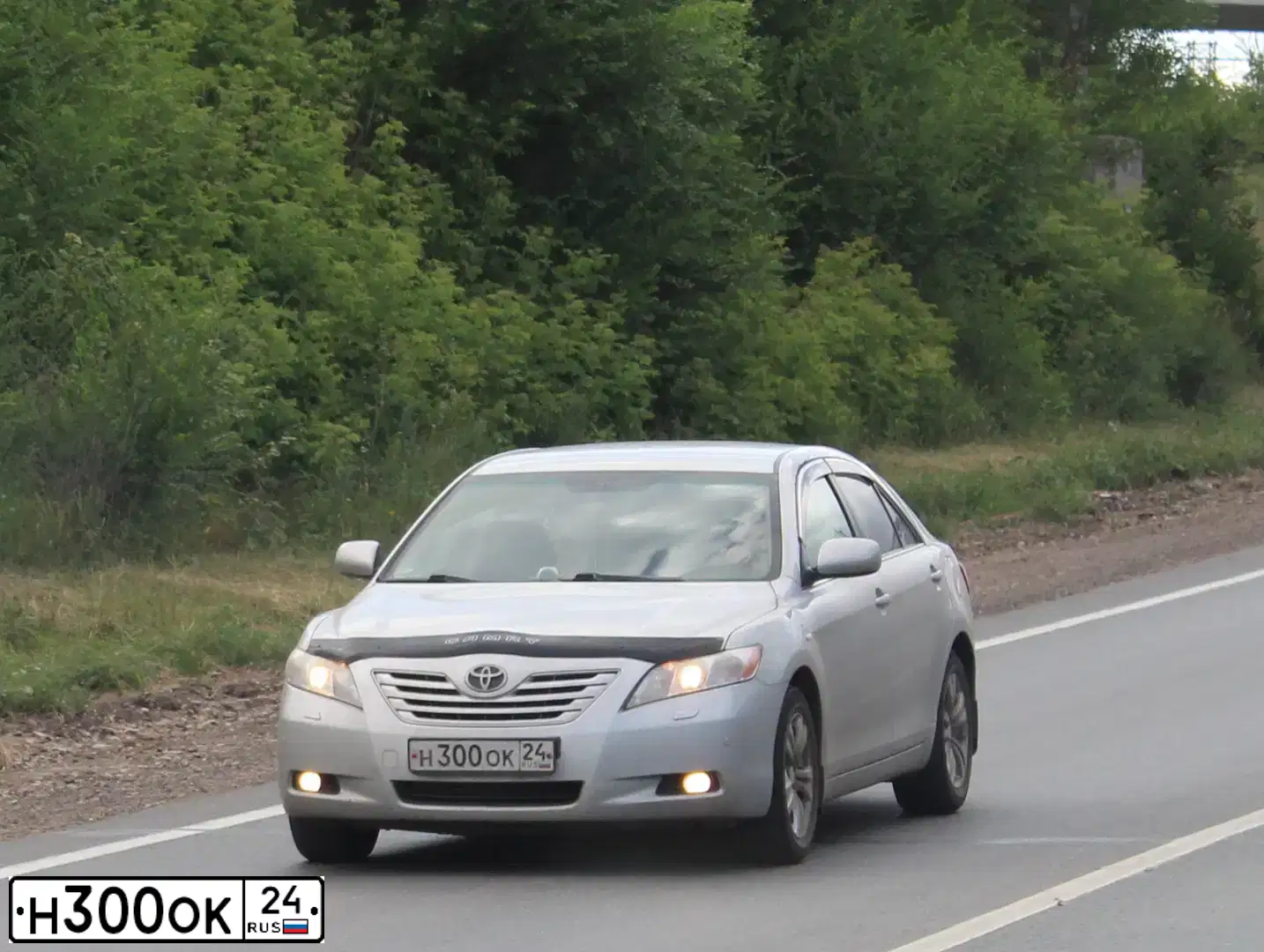 Фото автомобиля TOYOTA CAMRY, 2008 — госномер Н300ОК24. Цвет: СЕРЕБРИСТЫЙ