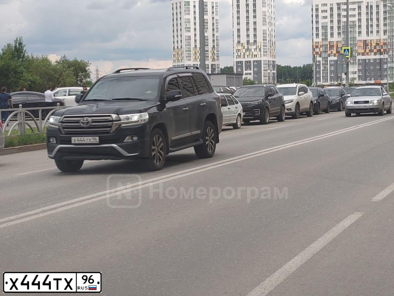 Фото автомобиля LEXUS RX, 2009 — госномер Х444ТХ96. Цвет: ТЕМНО-СЕРЫЙ