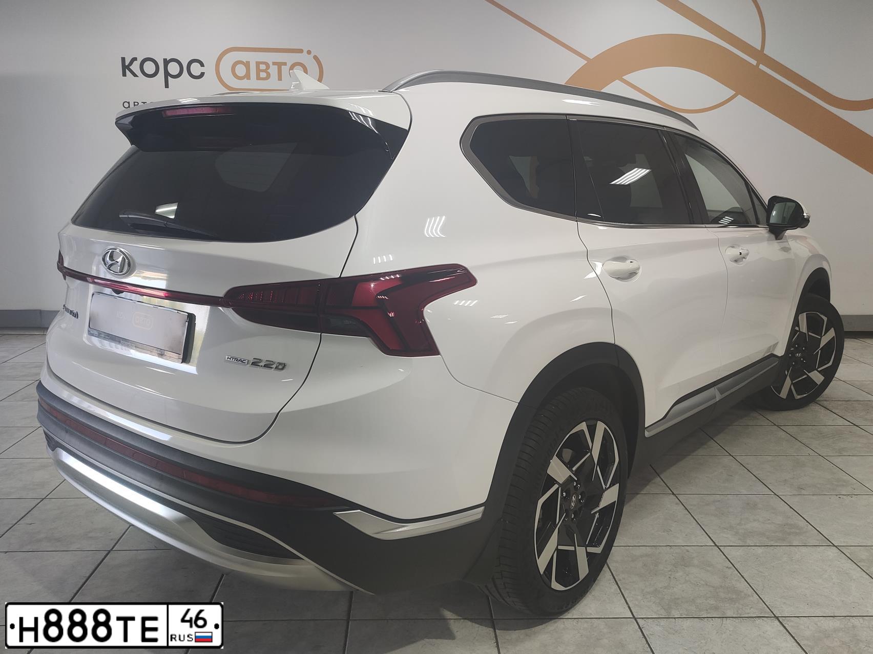 Фото автомобиля HYUNDAI SANTA FE, 2015 — госномер Н888ТЕ46. Цвет: ТЕМНО-КОРИЧНЕВЫЙ