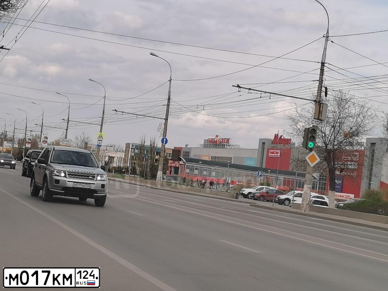 Фото автомобиля VOLKSWAGEN GOLF, 2012 — госномер М017КМ124. Цвет: БЕЛЫЙ