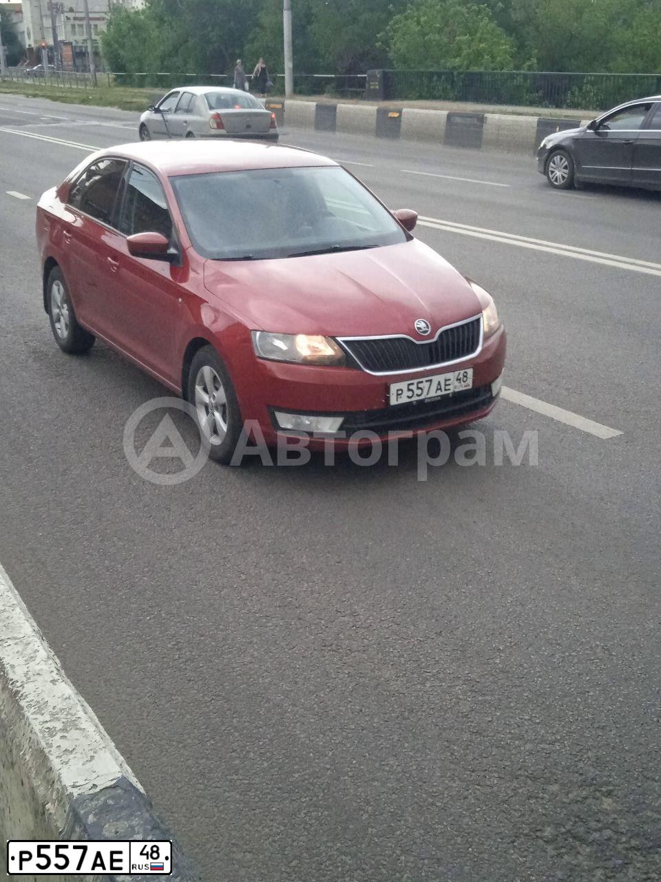 Фото автомобиля SKODA RAPID, 2014 — госномер Р557АЕ48. Цвет: КРАСНЫЙ