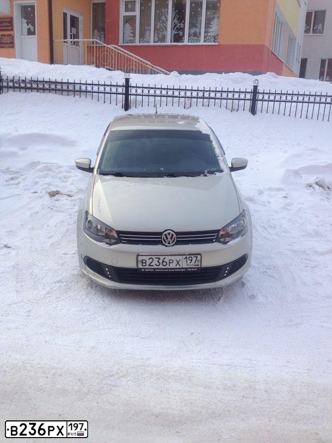 Фото автомобиля VOLKSWAGEN POLO, 2011 — госномер Е586КР142. Цвет: СЕРЕБРИСТО-ЖЕЛТЫЙ