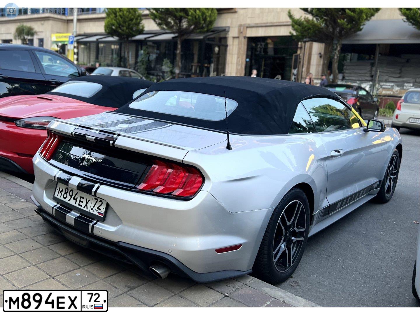 Фото автомобиля FORD MUSTANG, 2019 — госномер Е477ОН156. Цвет: Серебристый