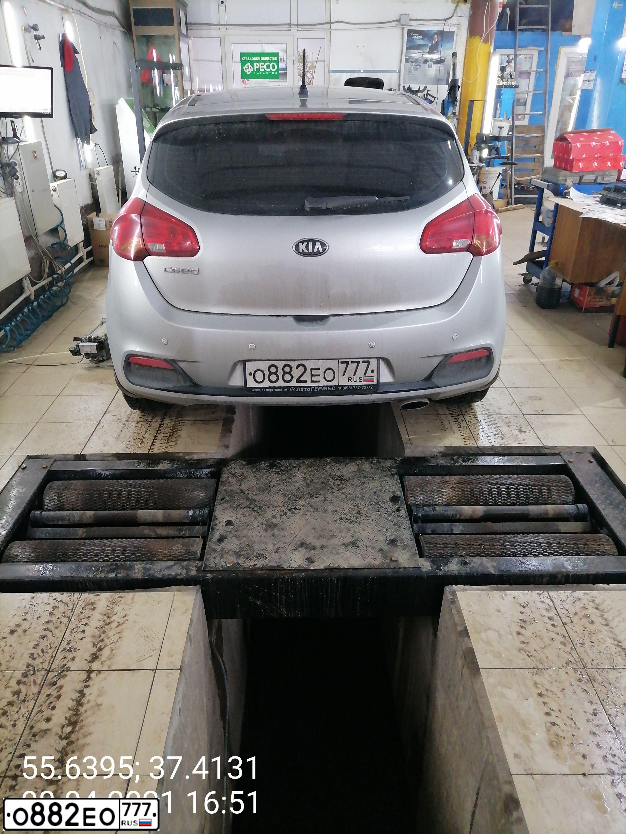 Фото автомобиля KIA CEE'D, 2014 — госномер О882ЕО777. Цвет: ПЕРЛАМ-СЕРЕБРИСТЫЙ