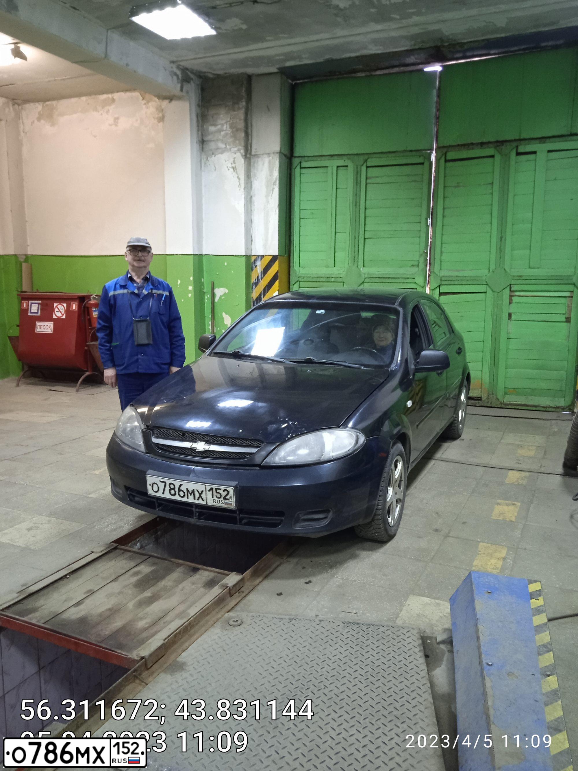 Фото автомобиля MERCEDES E-KLASSE, 2012 — госномер М070АС77. Цвет: КОРИЧНЕВЫЙ