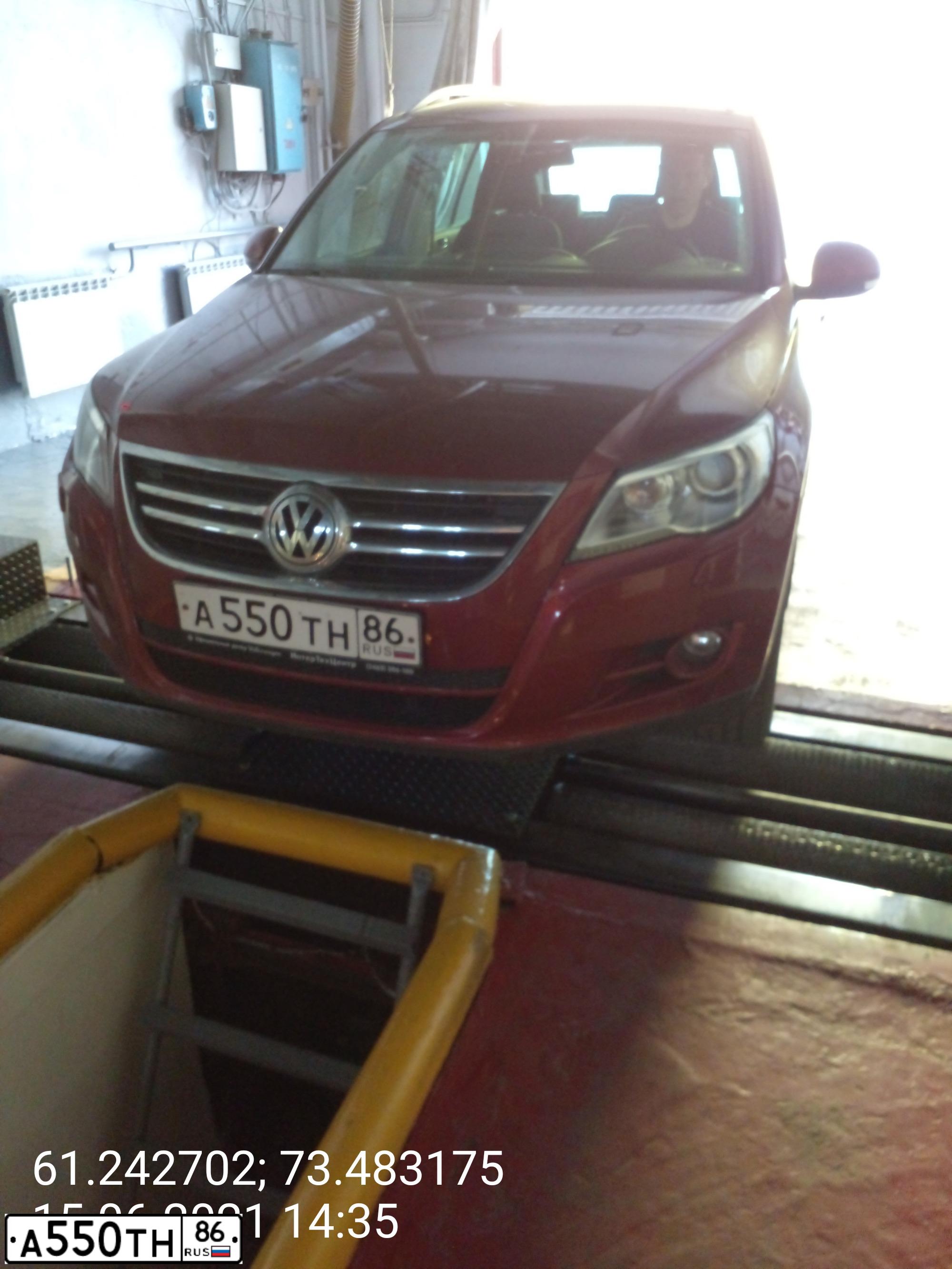 Фото автомобиля VOLKSWAGEN TIGUAN, 2009 — госномер А550ТН86. Цвет: ВИШНЕВО-КРАСНЫЙ