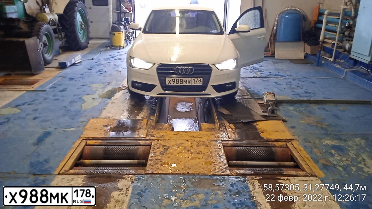 Фото автомобиля AUDI A4, 2012 — госномер К489ВВ53. Цвет: Белый
