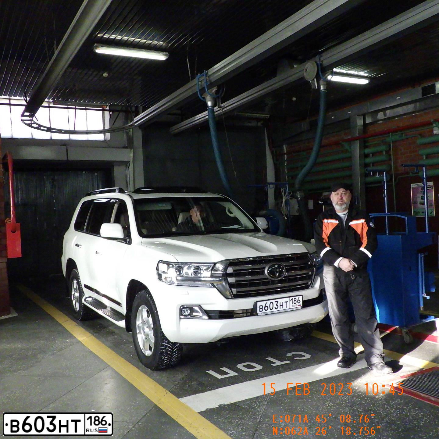 Фото автомобиля TOYOTA LANDCRUISER 200, 2020 — госномер В603НТ186. Цвет: Белый