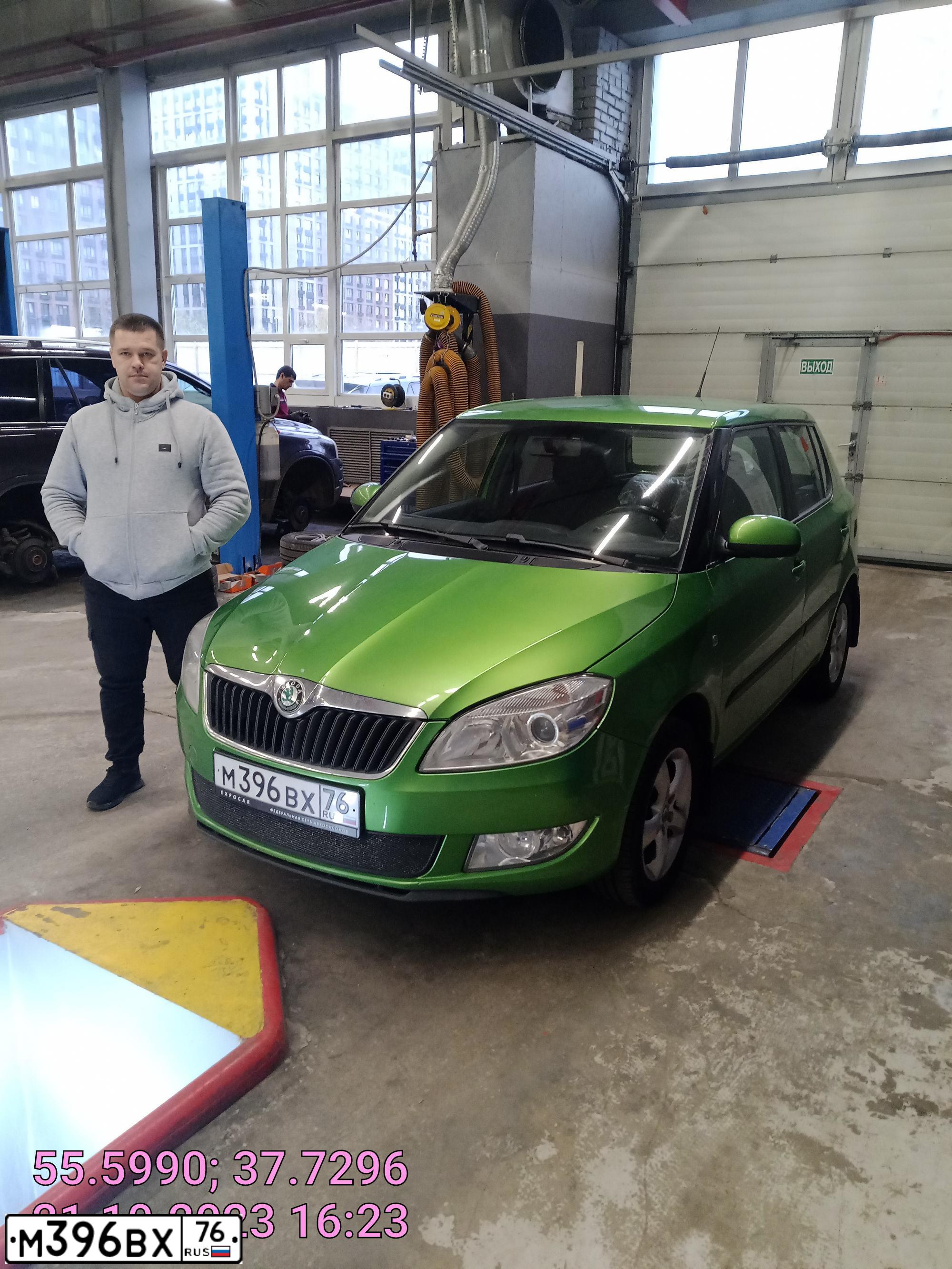 Фото автомобиля SKODA FABIA, 2011 — госномер О887ВТ977. Цвет: ЗЕЛЕНЫЙ