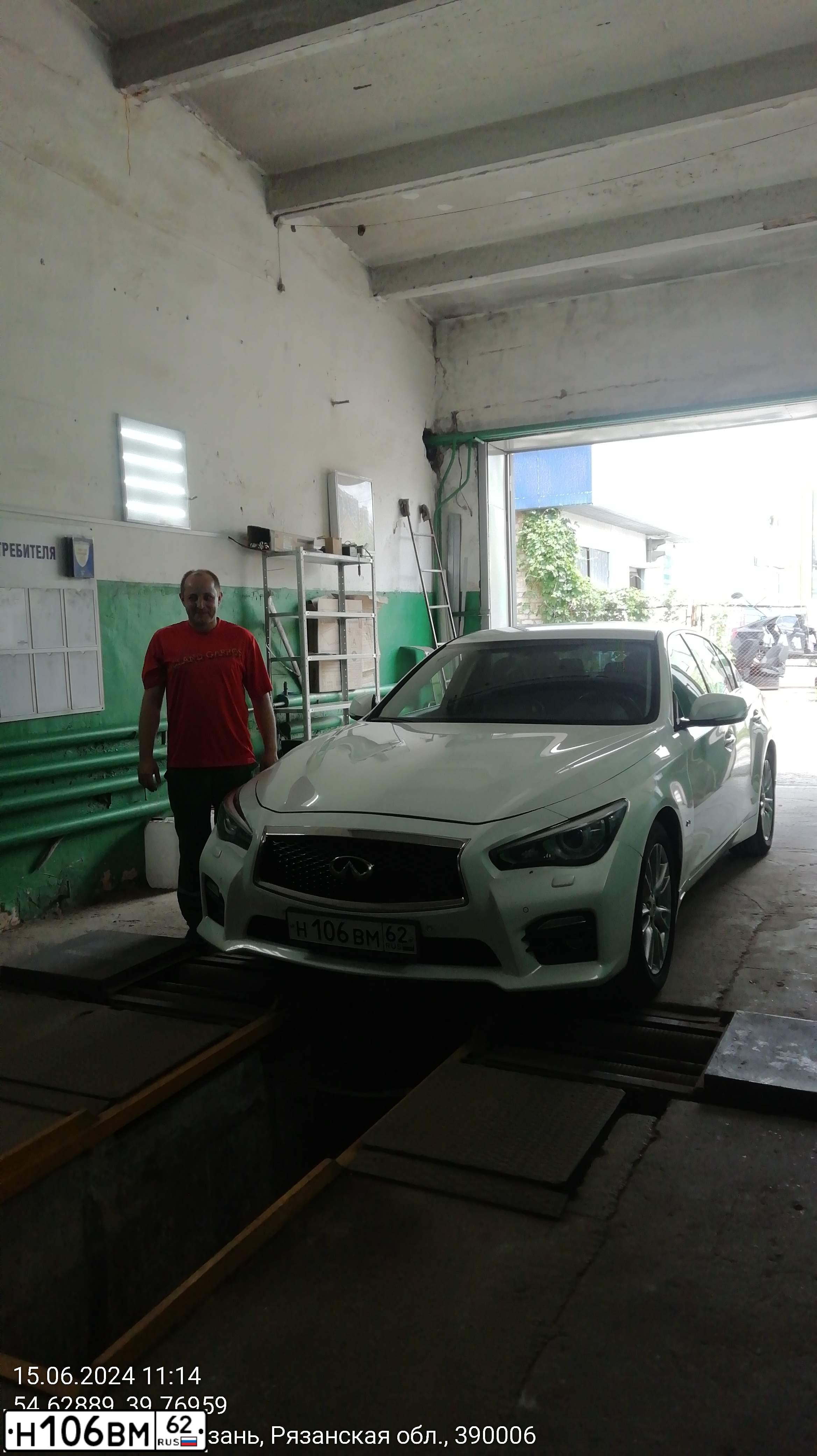 Фото автомобиля INFINITI Q50, 2014 — госномер В803УВ62. Цвет: Белый