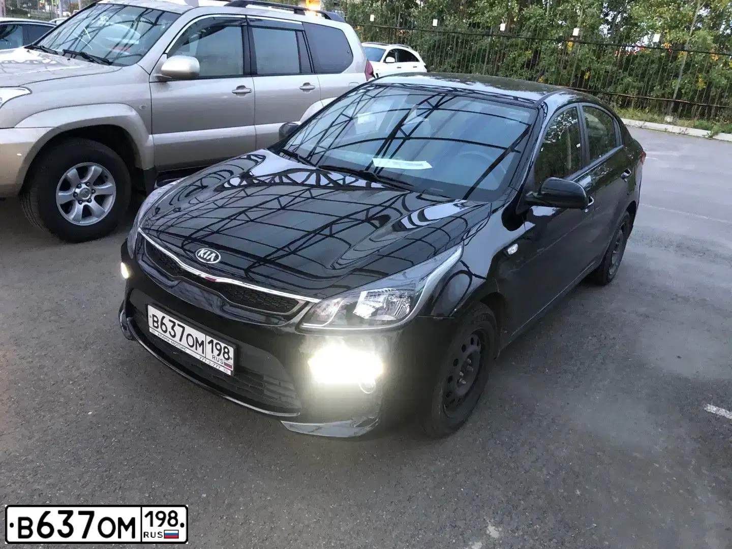 Фото автомобиля KIA RIO, 2018 — госномер Р766ЕУ05. Цвет: ЧЕРНЫЙ