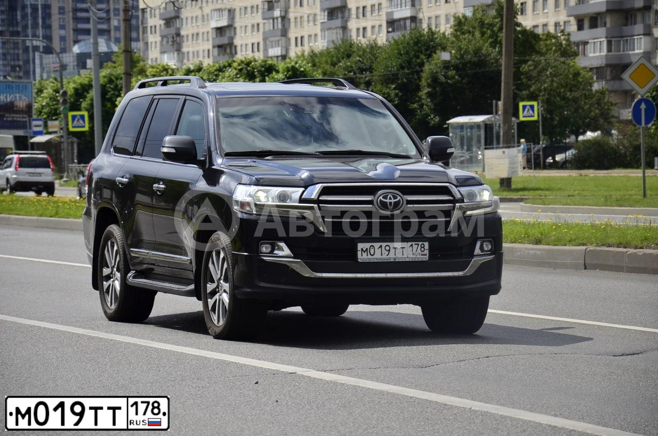 Фото автомобиля TOYOTA LAND CRUISER 200, 2015 — госномер В686УУ89. Цвет: ЧЕРНЫЙ