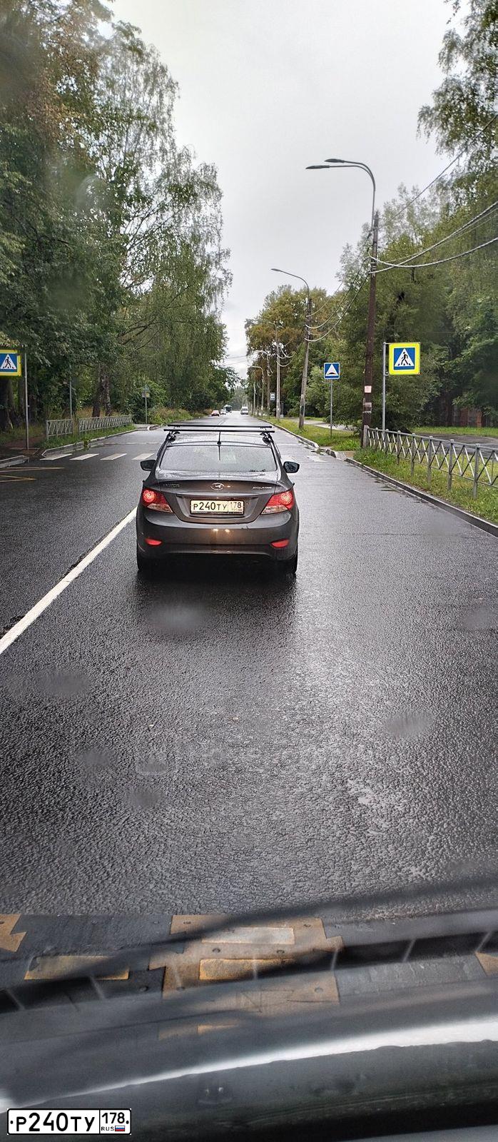 Фото автомобиля HYUNDAI SOLARIS, 2014 — госномер Р240ТУ178. Цвет: ЧЕРНО-СЕРЫЙ