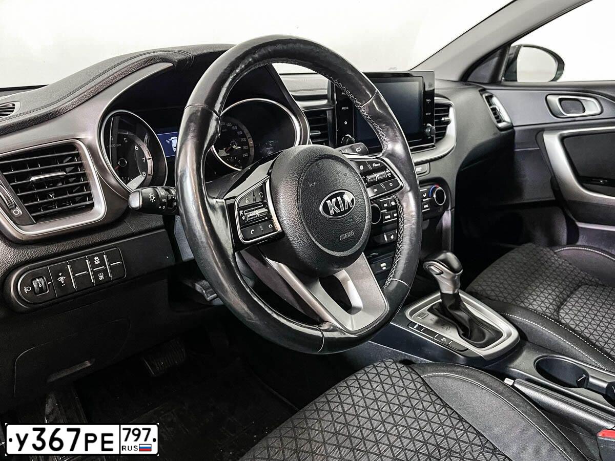 Фото автомобиля KIA CEED, 2021 — госномер С868АМ250. Цвет: СЕРЫЙ