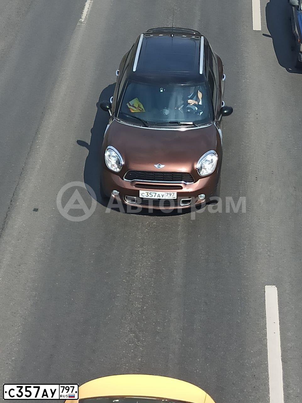 Фото автомобиля MINI MINI, 2013 — госномер С357АУ797. Цвет: Коричневый