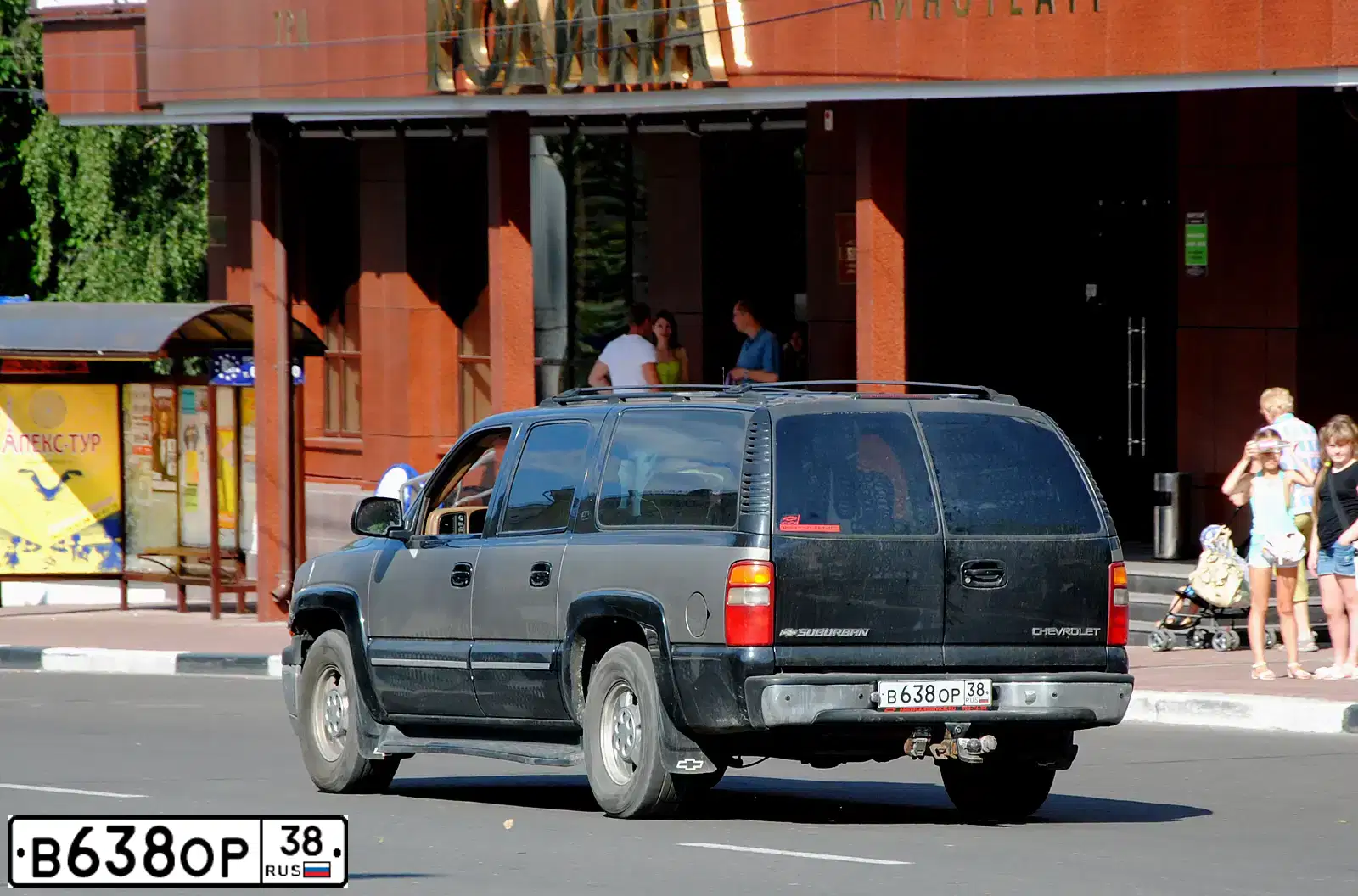 Фото автомобиля CHEVROLET SUBURBAN, 1995 — госномер В638ОР38. Цвет: СЕРО-ЧЕРНЫЙ
